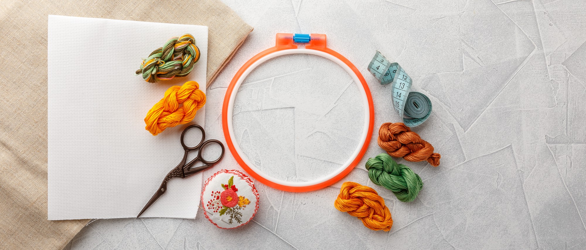 atelier di ricamo con attrezzi e filati
